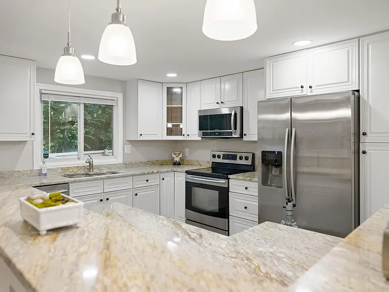 Kitchen Island that can hold up to 4 stools