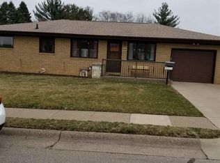 3060 Oak Crest Dr, Dubuque, IA 52001