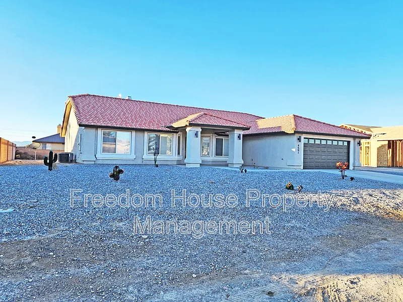 4 bed, 2.5 bath, 2311 sqft, $2,236 — Photo 2