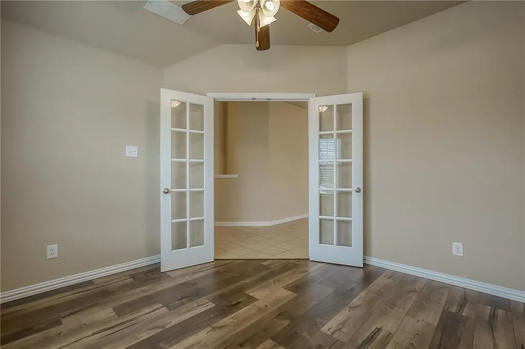 5 bed, 2045 sqft, $2,990 — Photo 2