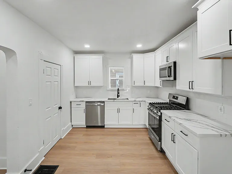 977 W Wayne St — Photo 8