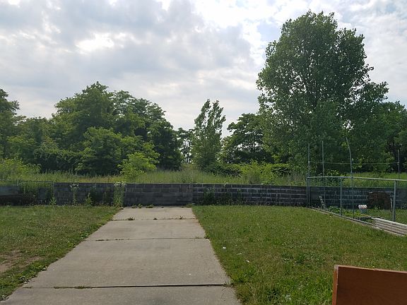 Pvt 4 car park, backyard