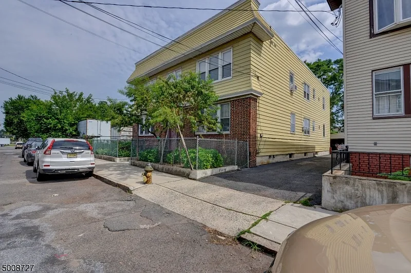16-18 Garibaldi Ave photo 1