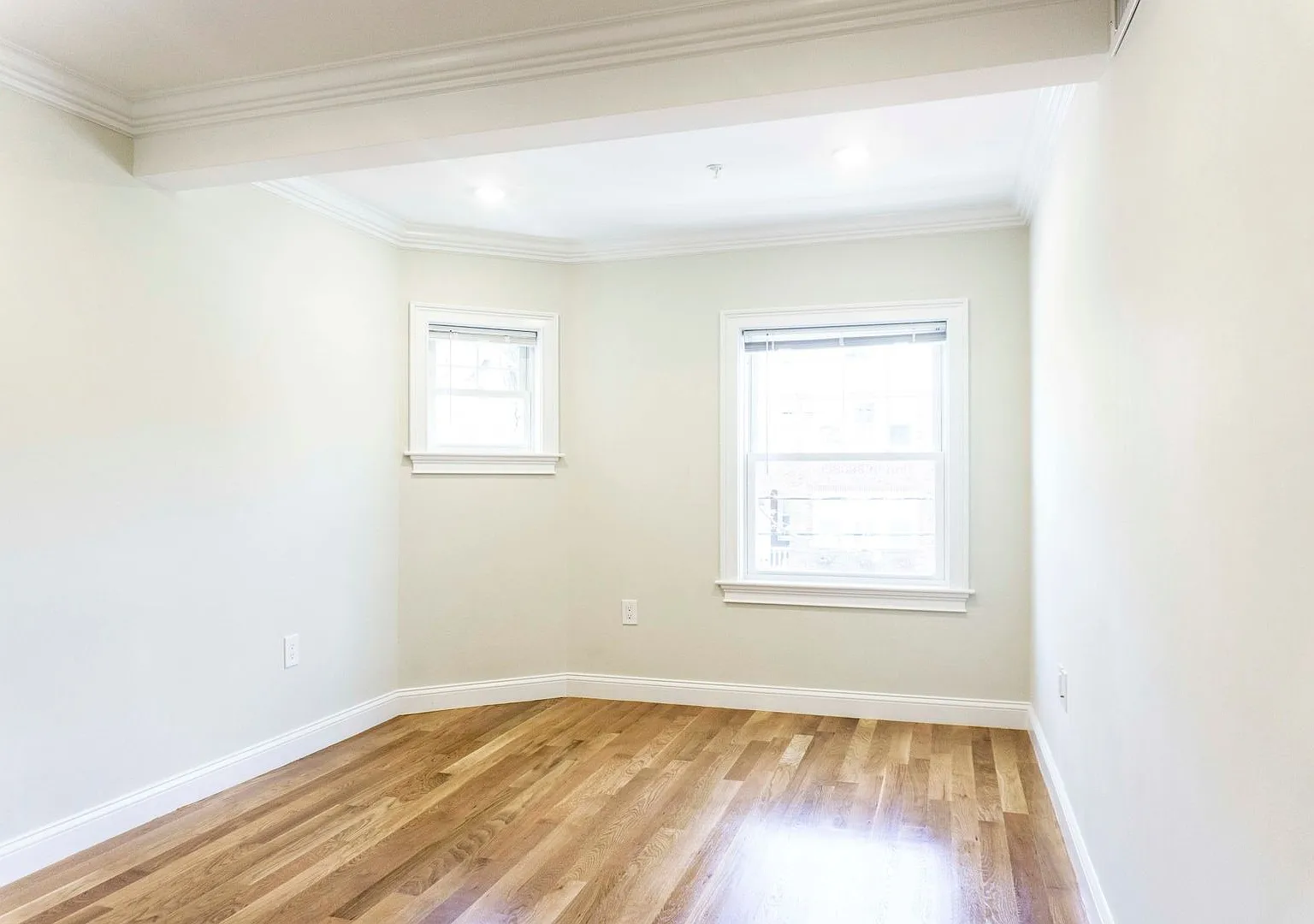 Ridiculous renovations including living room with metal object... (banishment room) — Photo 2