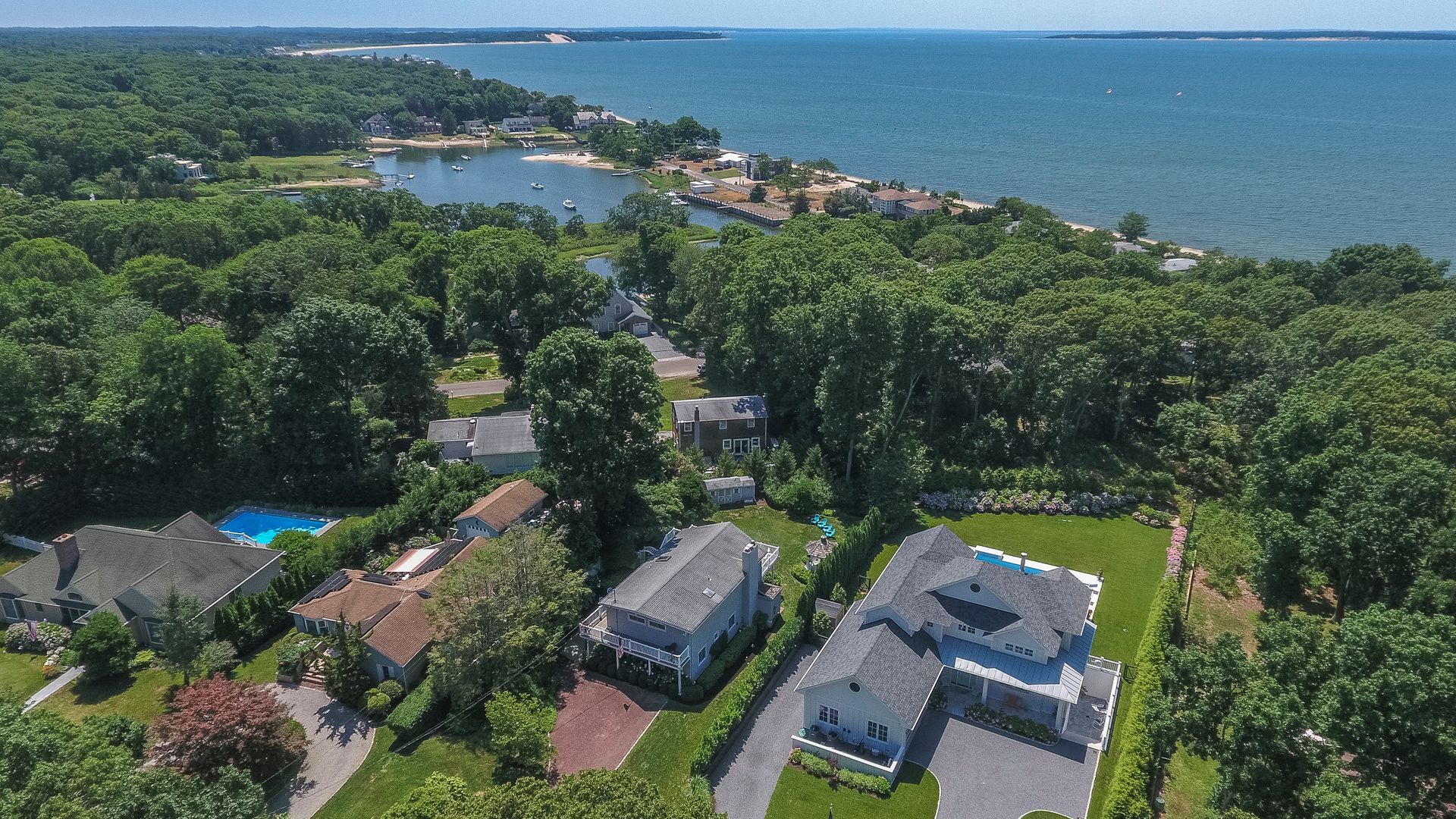 21 Bay View Rd N in Southampton Out East