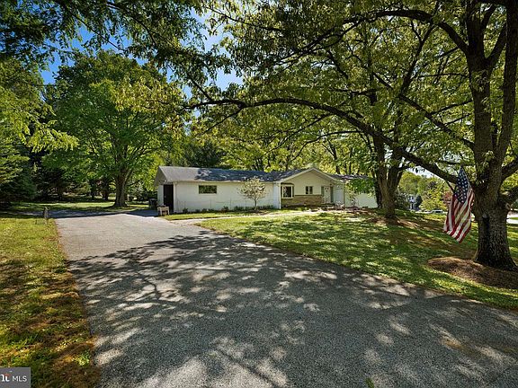 3rd image of 1 Springbriar Ln