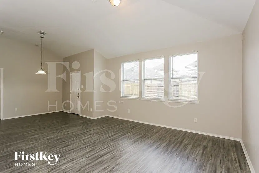 4 bed, 2.5 bath, 2904 sqft, $2,435 — Photo 4