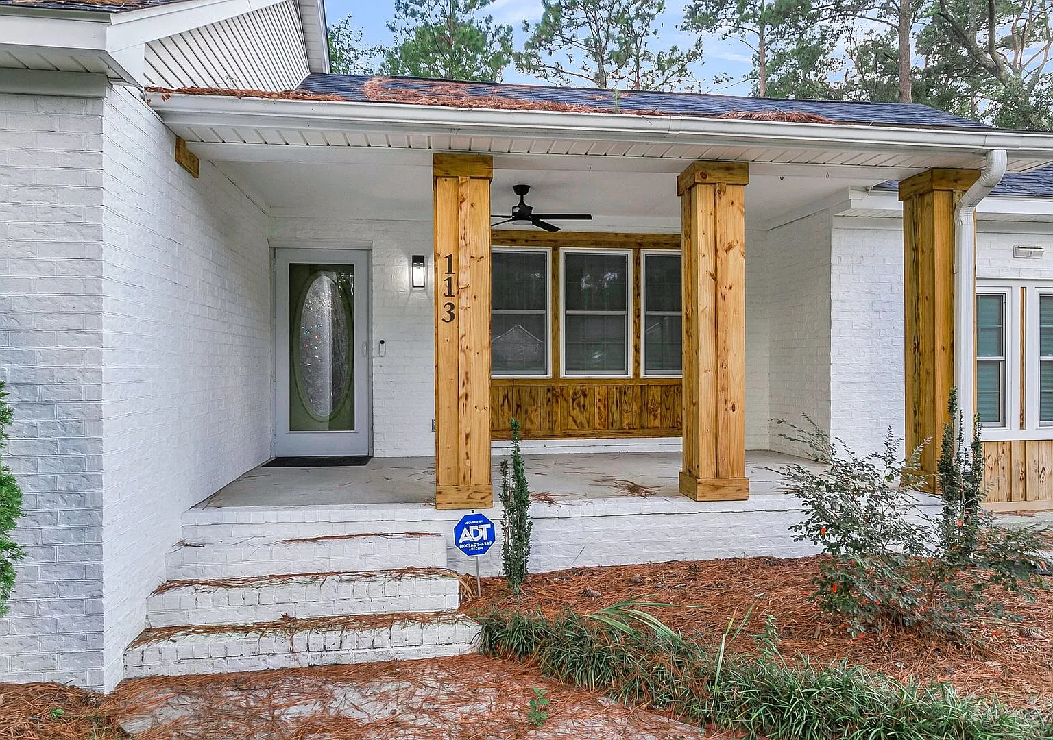 Stunning Summerville Rental FULLY Renovated with Screened in porch!! — Photo 4