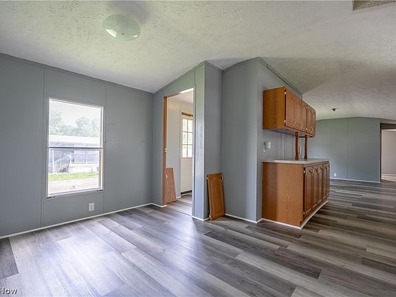4th image of 62 Redwood Dr