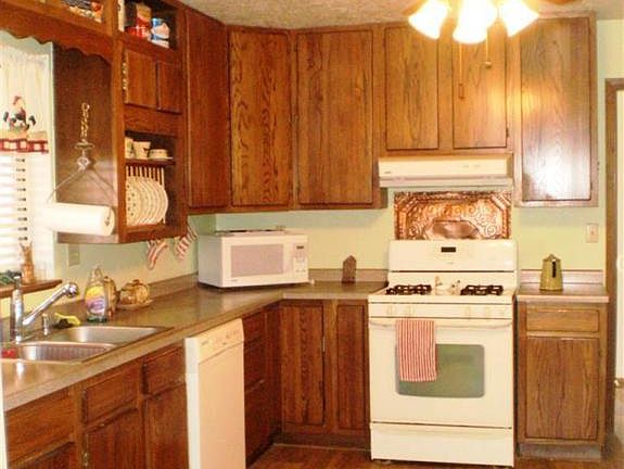 3rd image of 407 Bassett Blvd