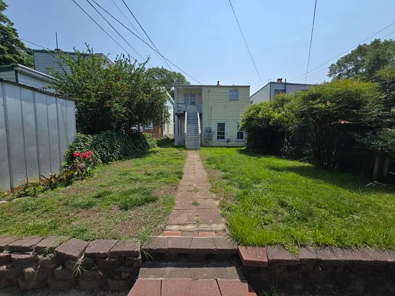 126 S Laurel St #A — Photo 4