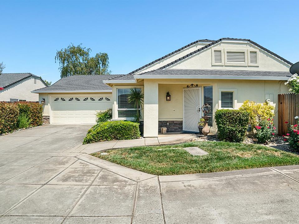1st image of 596 Village Dr