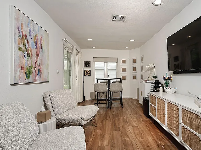 4007 Markham St — Photo 13