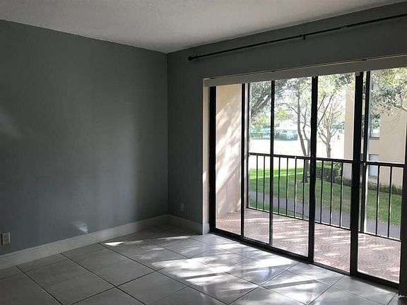 5th image of 207 Foxtail Dr APT C2