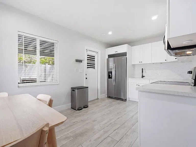 712 NE 10th Ave — Photo 6