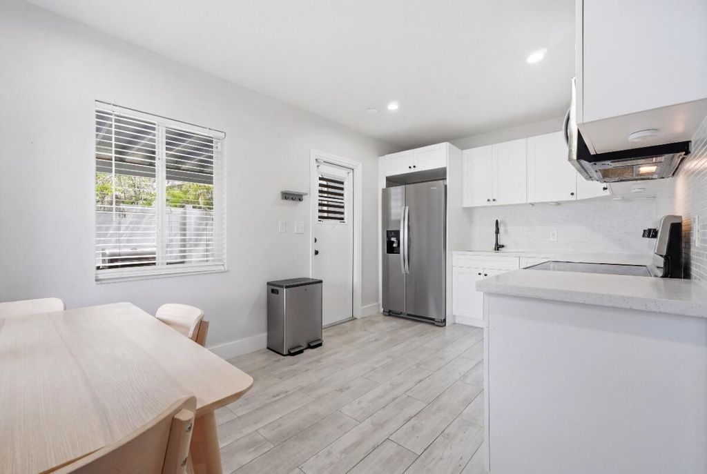 712 NE 10th Avenue, photo 6