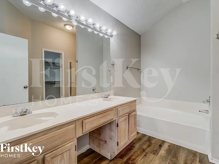 912 Winterbury Ct — Photo 12