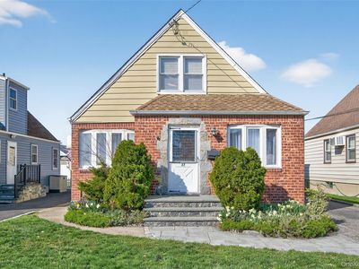 37 Manhattan Avenue, Westbury, NY, 11590