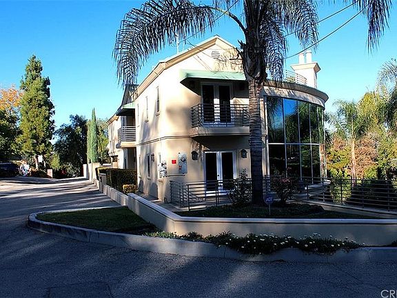 3rd image of 4810 Serrania Ave