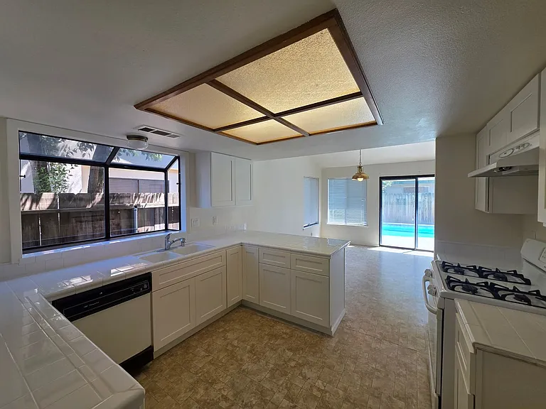 1128 N Manzanita St — Photo 8