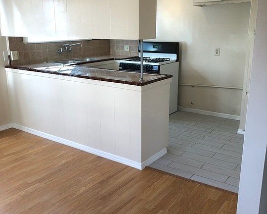 5th image of 14827 Blythe St