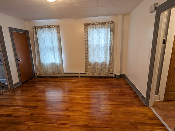 3rd image of 28 Grant St Floor 1