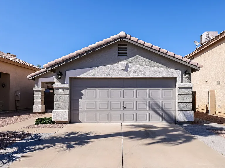 3916 E Morrow Dr — Photo 1