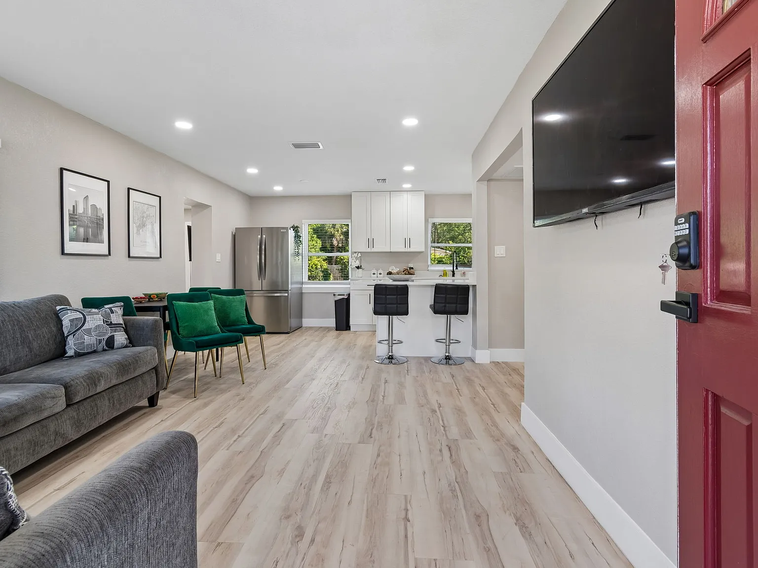 4 bed, 1339 sqft, $3,995 — Photo 2