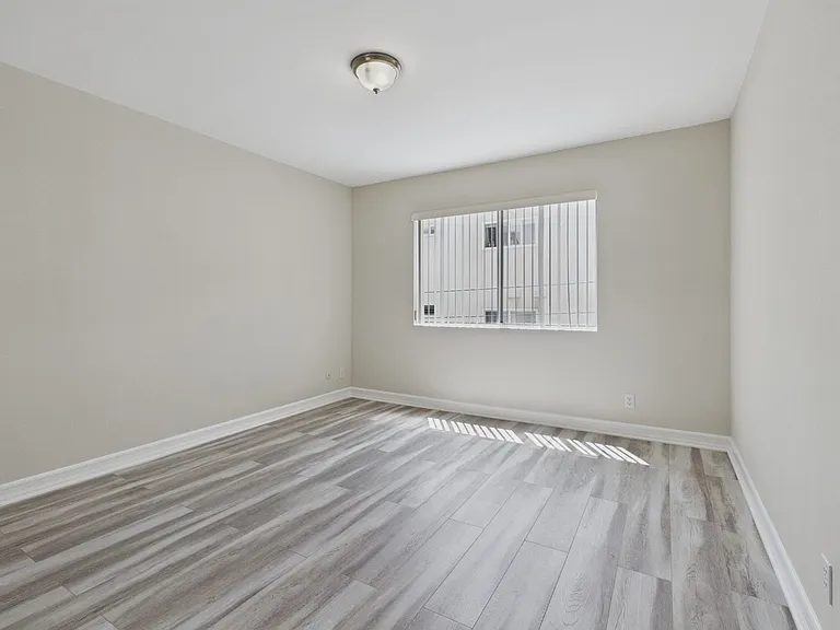 115 Doheny Apartments — Photo 64