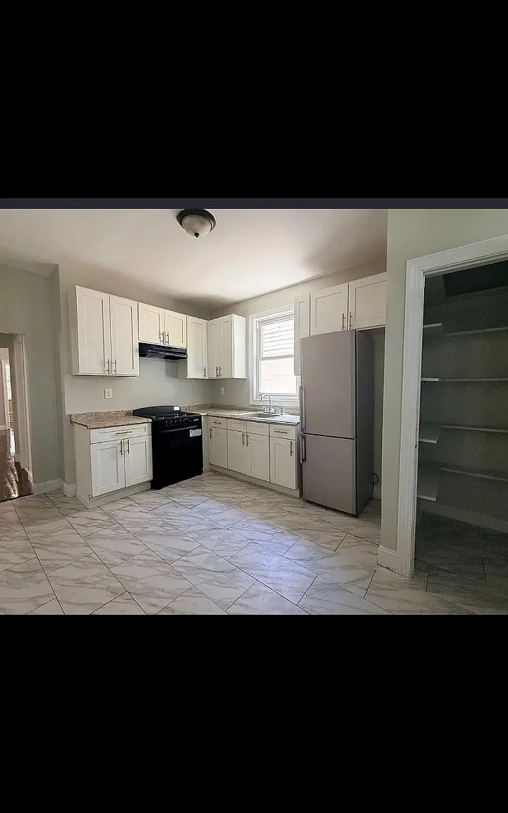 3 bed, $2,095 — Photo 1