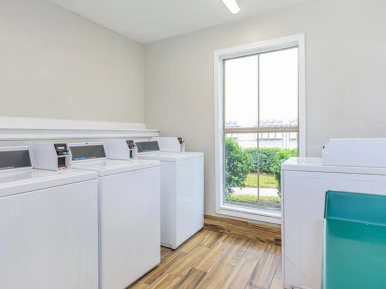 HollyView Apartments — Photo 10
