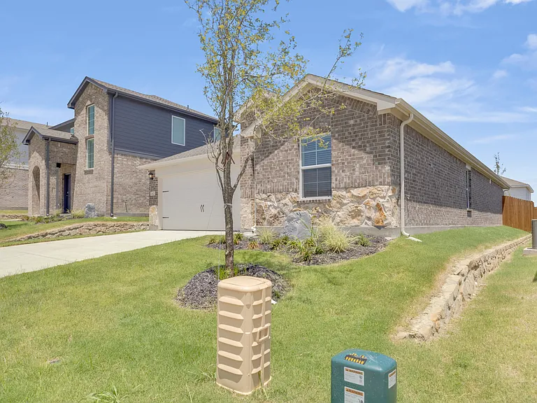 3421 Tomahawk Dr — Photo 2