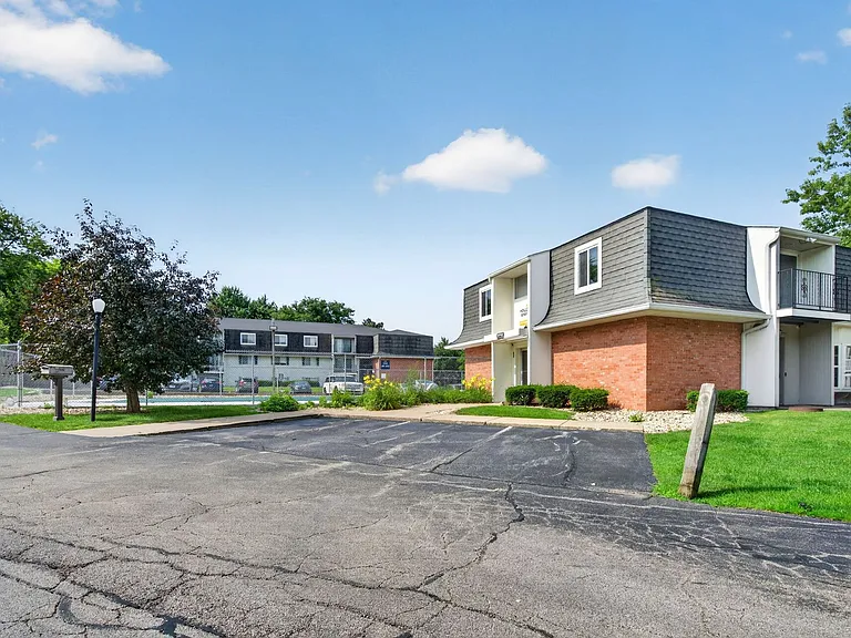 Hollow Hills Apartments — Photo 107