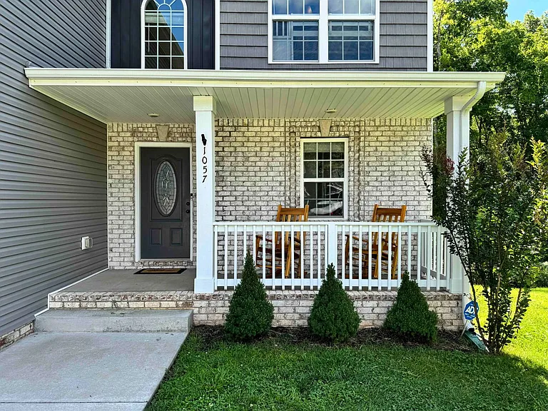 1057 Brightwood Ct — Photo 2