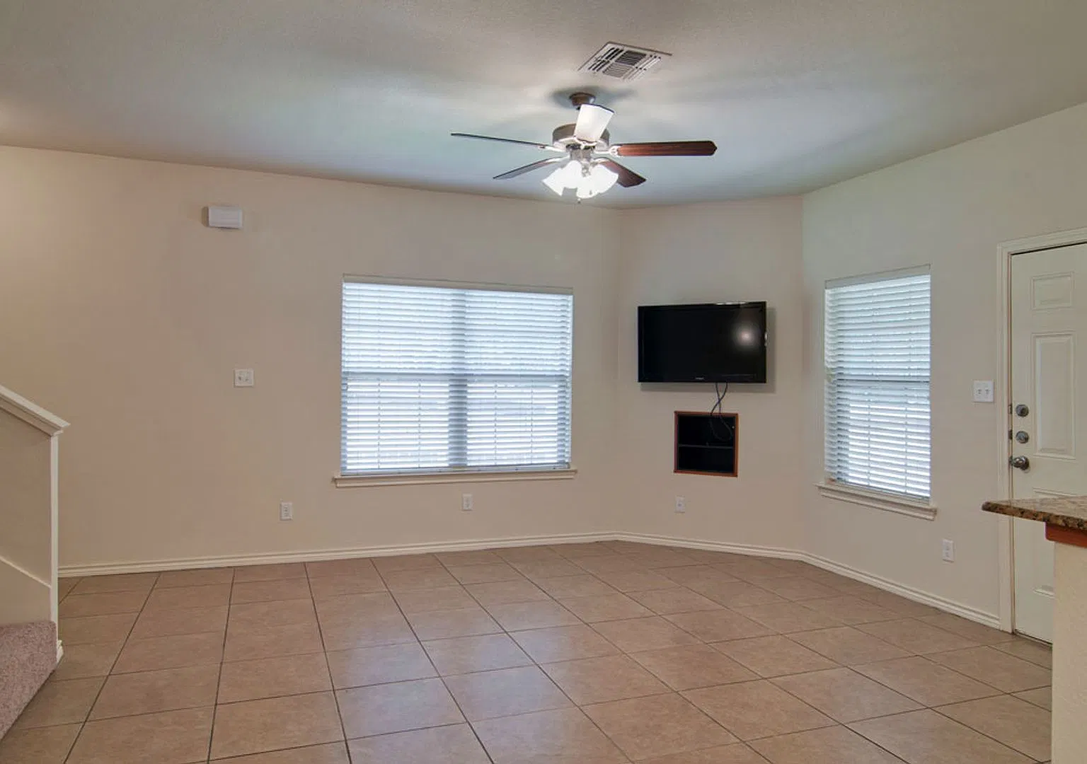 Available August 2027! Amazing 3 Bedroom 3 Bathroom Duplex! — Photo 3