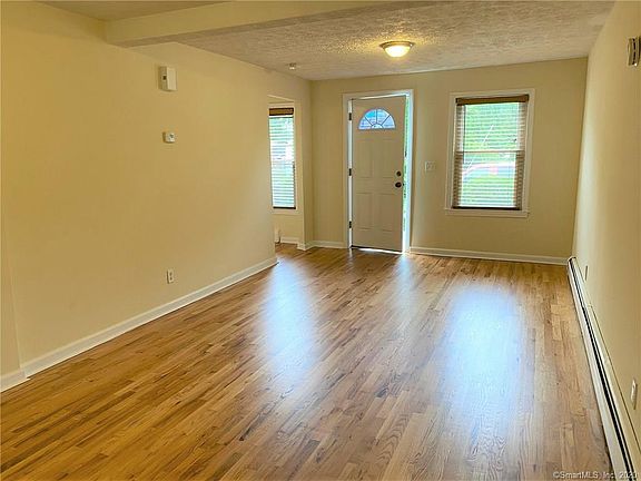 4th image of 16 John St Floor 1