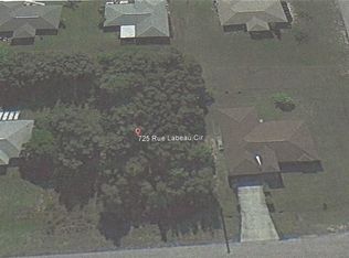 725 Rue Labeau Cir, Fort Myers, FL 33913