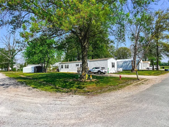 1303 Monroe Ave, Sandoval, IL 62882