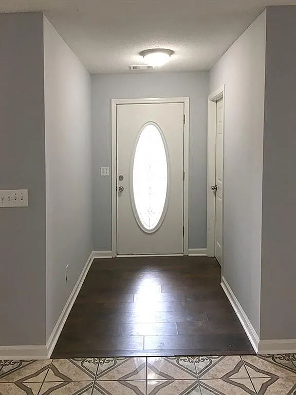 3 bed, 2.0 bath, 2018 sqft, $2,275 — Photo 3