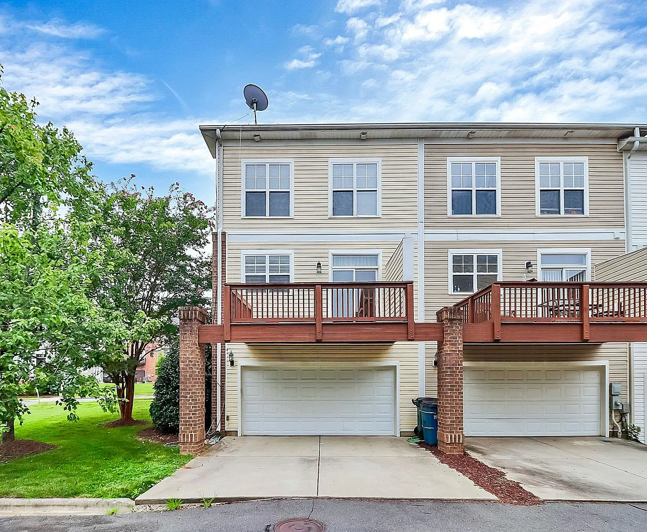 Beautiful End-Unit Townhome on a Prime Location! — Photo 2