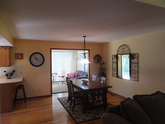5th image of 910 Country Club Dr