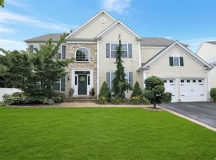 15 Woodstork Dr, Mount Sinai, NY 11766