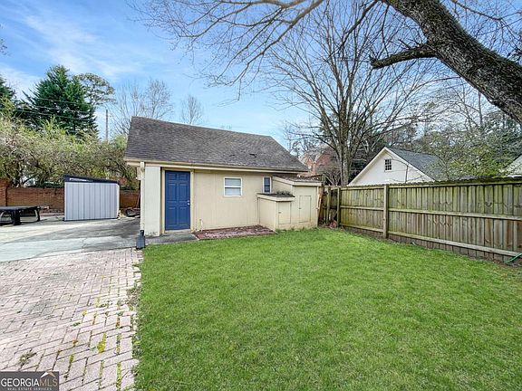 4th image of 3145 Queens Walk NE