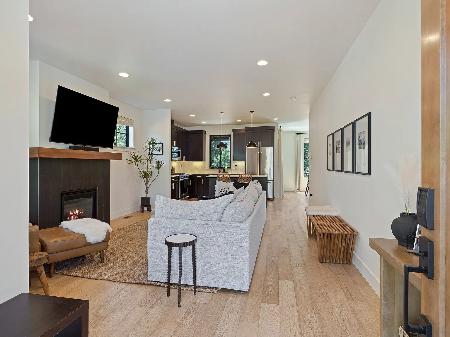 3 bed, 1764 sqft, $4,490 — Photo 4