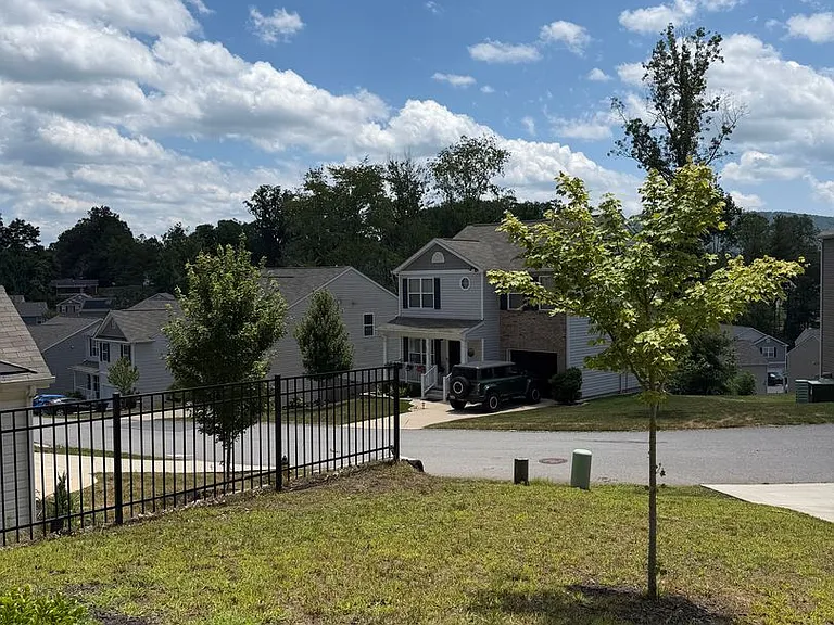 220 Roper St — Photo 32