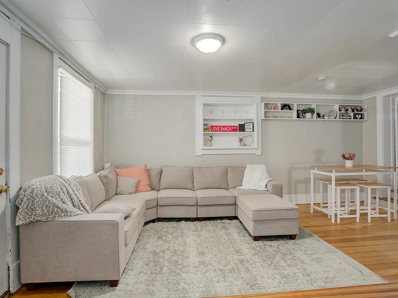 4 bed, 1850 sqft, $6,975 — Photo 2