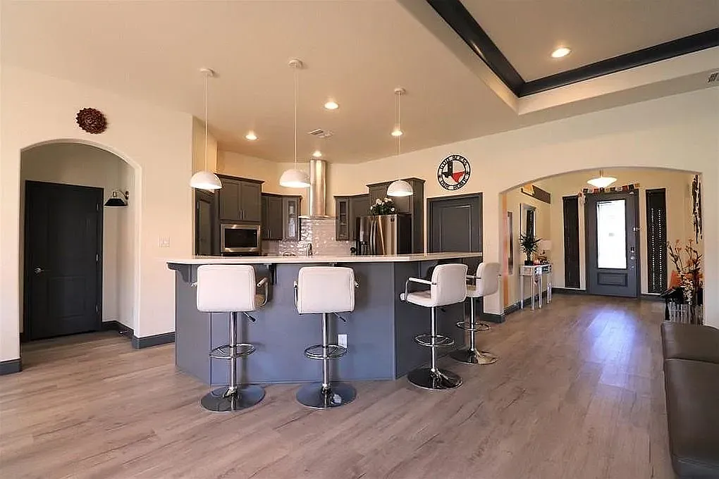 3 bed, 2333 sqft, $3,000 — Photo 3