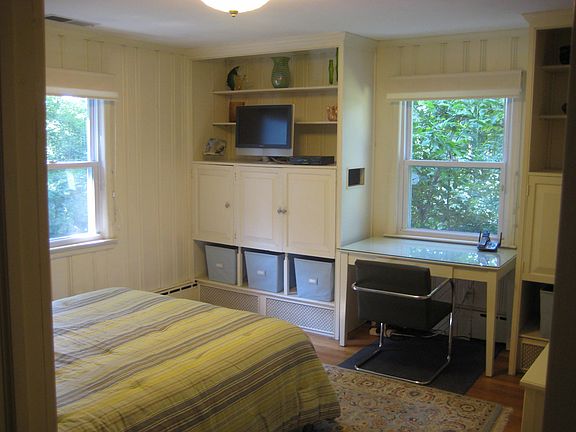 2nd Bedroom w/built-ins