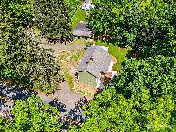 4th image of 28 Old Clinton Rd