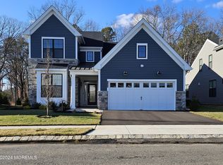 166 Grandview Cir, Farmingdale, NJ 07727